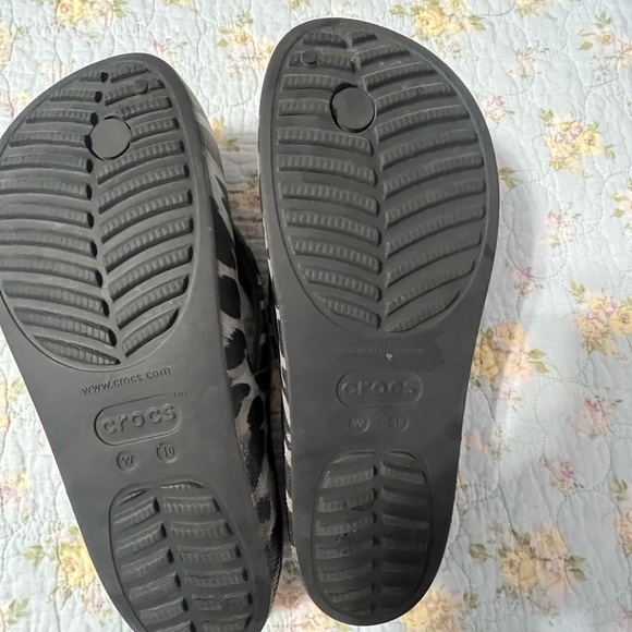 CROCS Black and Leopard Print Sandals size 10 - Picture 4 of 4